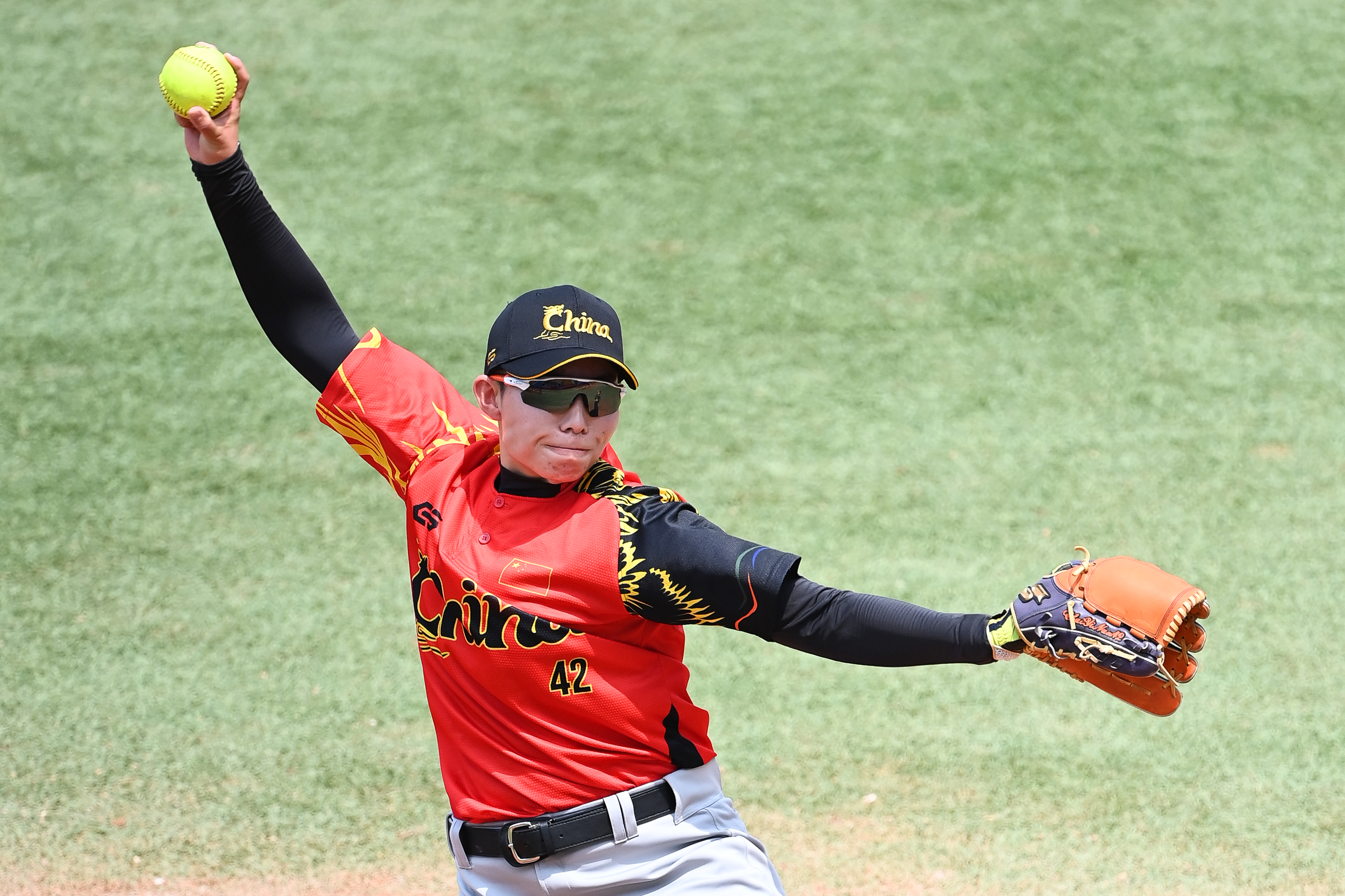 包含亚洲俱乐部在比赛中力拼，展现出强大的斗志的词条