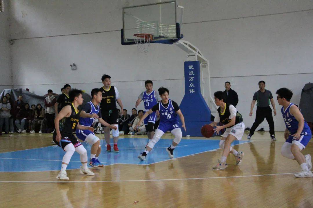 现场篮球比赛中的精彩瞬间震撼全场观众的简单介绍