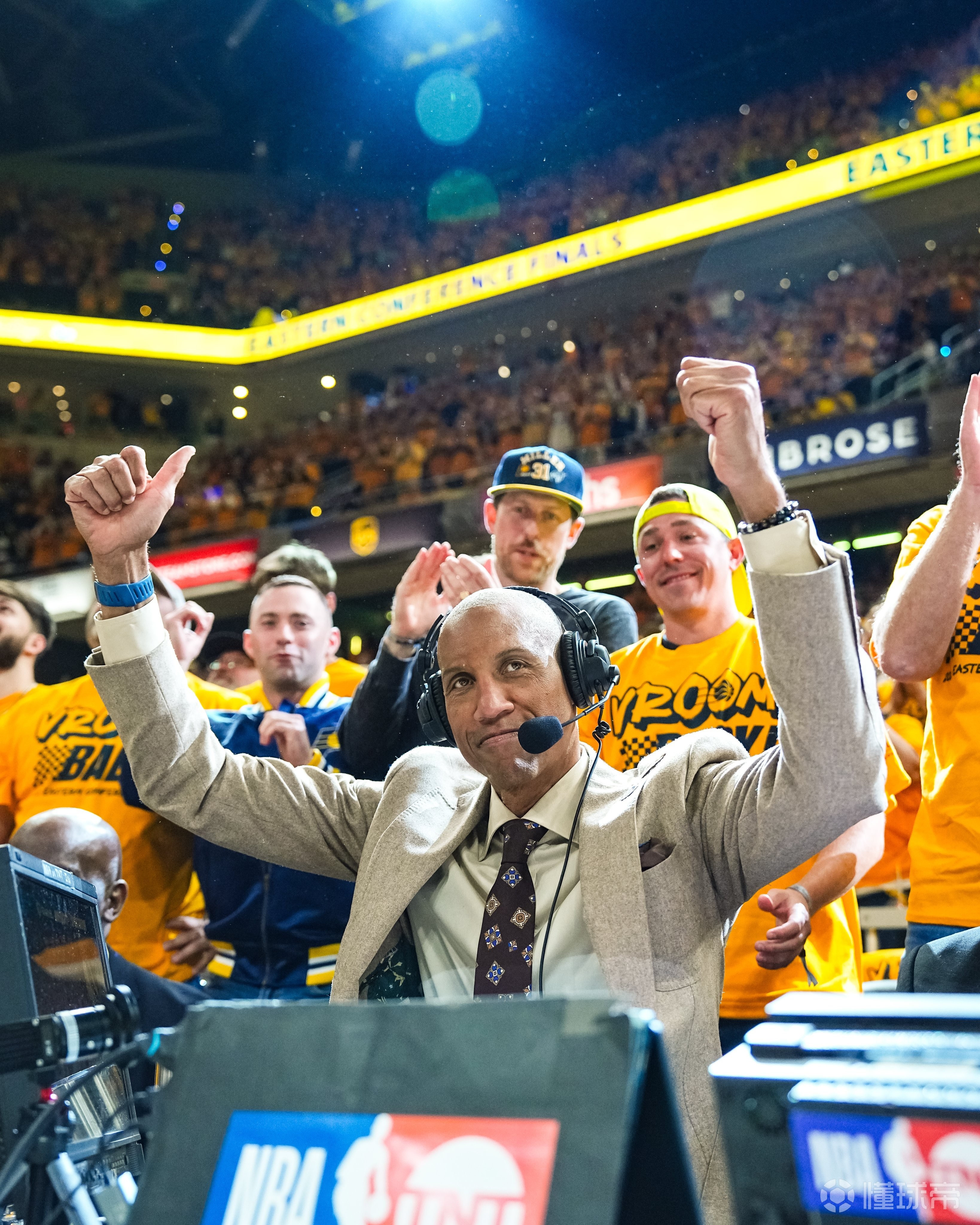 一场关键比赛中球队备受关注,赢得全场掌声 一场关键比赛中球队备受关注,赢得全场掌声