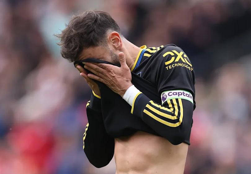 曼联遭遇惨败,球迷情绪低落! 曼联遭遇惨败,球迷情绪低落!