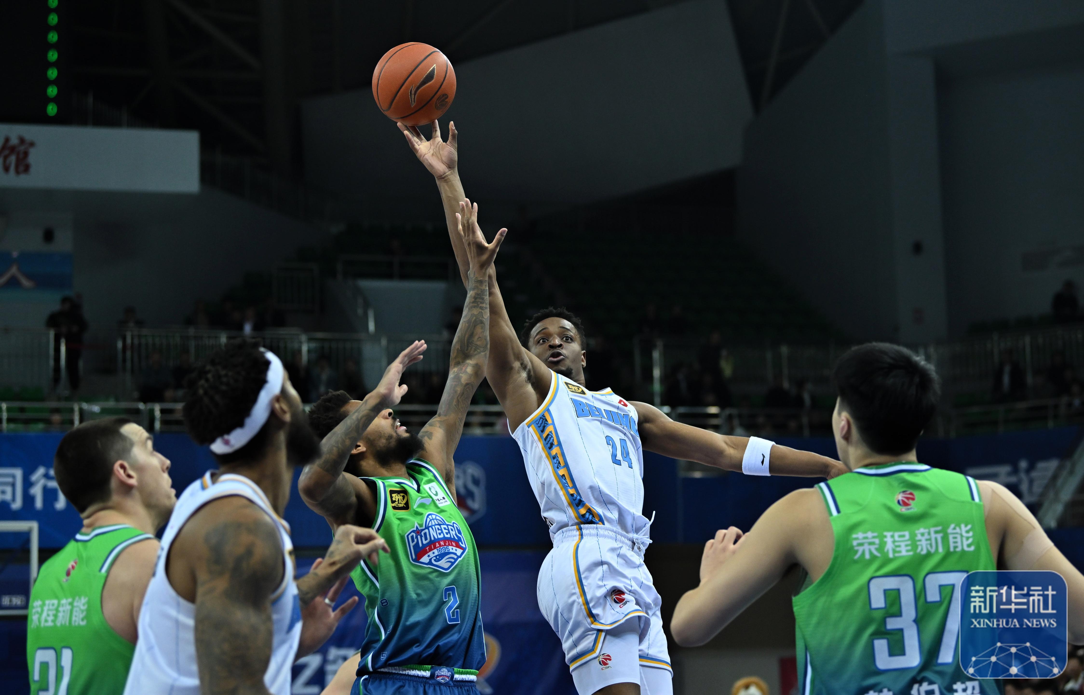 球员们在赛场上展现出色表现 球员们在赛场上展现出色表现