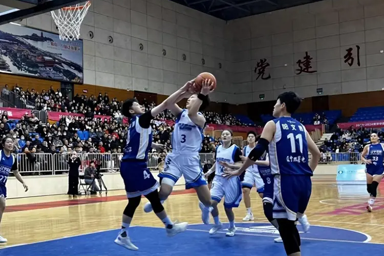 球员们在赛场上展现出色表现 球员们在赛场上展现出色表现