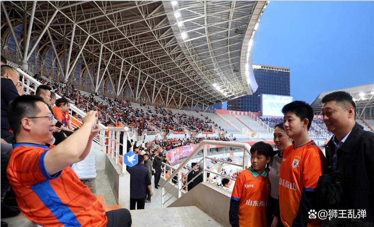 世界杯热身赛中两支劲旅交锋激发球迷热情 世界杯热身赛中两支劲旅交锋激发球迷热情