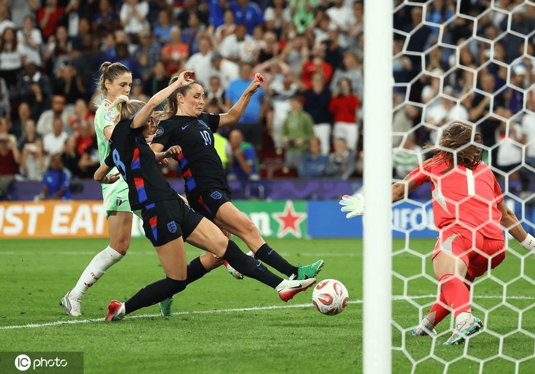 英国女足次轮比赛获胜，晋级八强的简单介绍