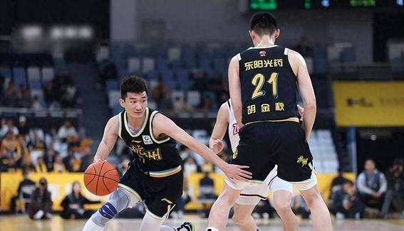 广州队碾压勇士,孙铭徽状态火热 广州队碾压勇士,孙铭徽状态火热